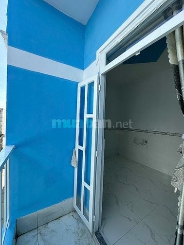 Nhà 1trệt 1lầu cách ngã 3 mỹ hạnh 100m, gần KCN Hoàng Gia, giá hơn 4