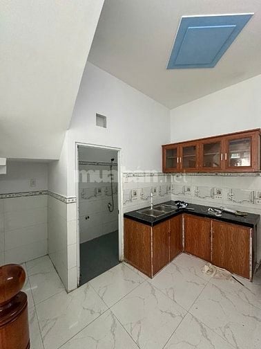 Nhà 1trệt 1lầu cách ngã 3 mỹ hạnh 100m, gần KCN Hoàng Gia, giá hơn 4
