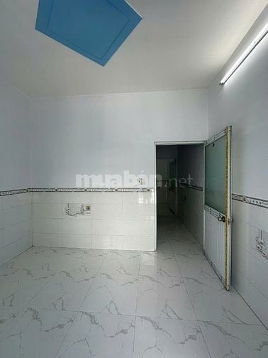Nhà 1trệt 1lầu cách ngã 3 mỹ hạnh 100m, gần KCN Hoàng Gia, giá hơn 4