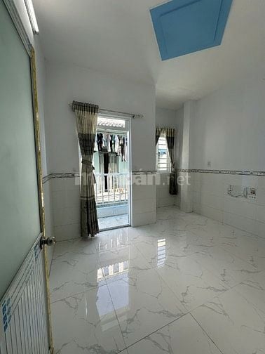Nhà 1trệt 1lầu cách ngã 3 mỹ hạnh 100m, gần KCN Hoàng Gia, giá hơn 4