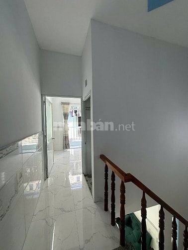 Nhà 1trệt 1lầu cách ngã 3 mỹ hạnh 100m, gần KCN Hoàng Gia, giá hơn 4