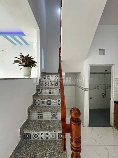 Nhà 1trệt 1lầu cách ngã 3 mỹ hạnh 100m, gần KCN Hoàng Gia, giá hơn 4