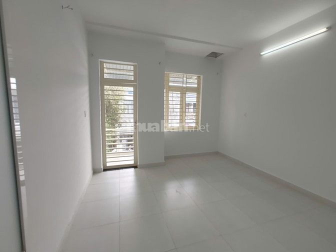 Bán nhà 1 trệt 1 lầu, 5x20m, đường ô tô 6m, gần UBND Hưng Long Bình Ch