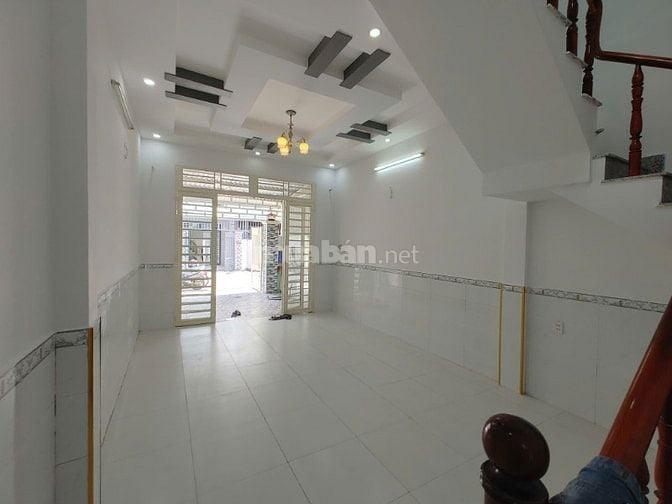 Bán nhà 1 trệt 1 lầu, 5x20m, đường ô tô 6m, gần UBND Hưng Long Bình Ch