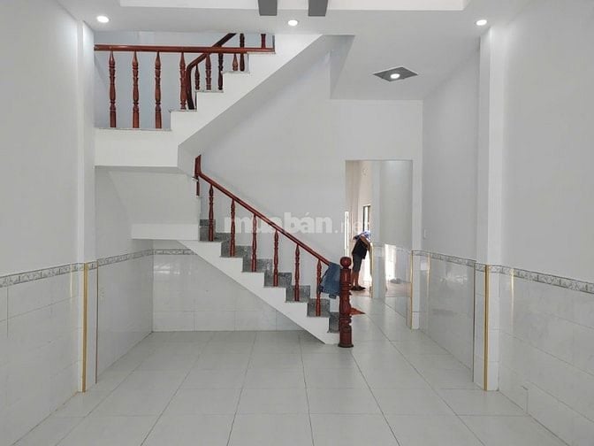 Bán nhà 1 trệt 1 lầu, 5x20m, đường ô tô 6m, gần UBND Hưng Long Bình Ch