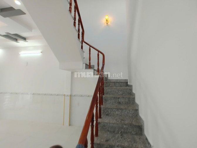 Bán nhà 1 trệt 1 lầu, 5x20m, đường ô tô 6m, gần UBND Hưng Long Bình Ch