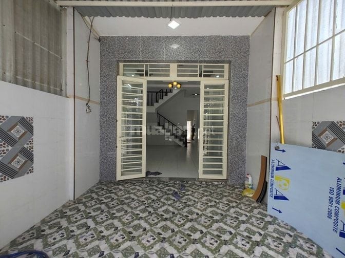 Bán nhà 1 trệt 1 lầu, 5x20m, đường ô tô 6m, gần UBND Hưng Long Bình Ch