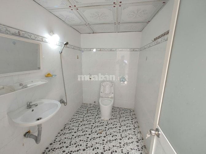 Bán nhà 1 trệt 1 lầu, 5x20m, đường ô tô 6m, gần UBND Hưng Long Bình Ch