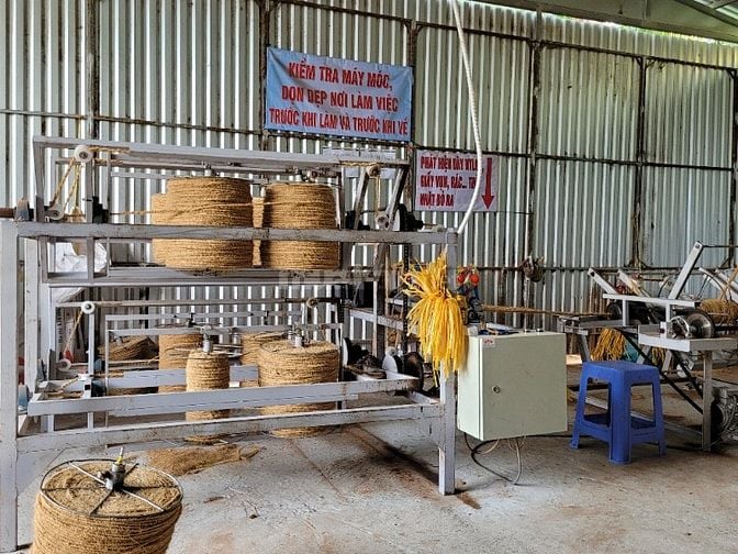 TUYỂN CÔNG NHÂN CHẠY MÁY CHỈ XƠ DỪA