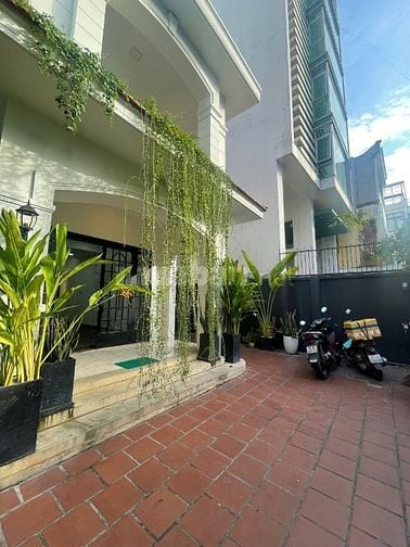  Biệt Thự Sân Vườn 240m2 giữa trung tâm Quận 10, 11x22, 3 tầng, 42 tỷ 
