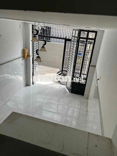 NHÀ CHO THUÊ HƯỚNG ĐÔNG F7,Q8 3x8m 1 LẦu Trống ở ngay 5,500k/1tháng
