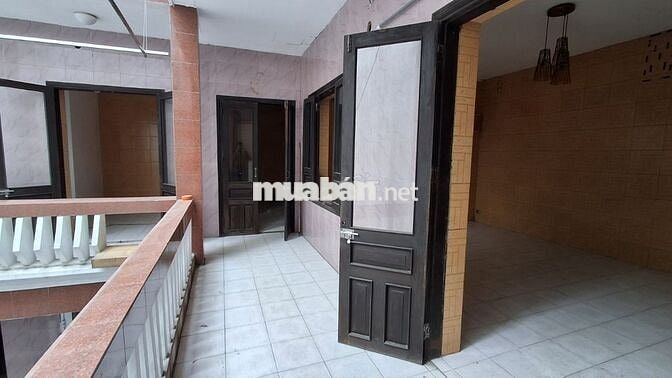 Cho thuê nhà Hạ Hồi, 110m2 x 3 tầng +30m2 sân để xe, giá 50 triệu