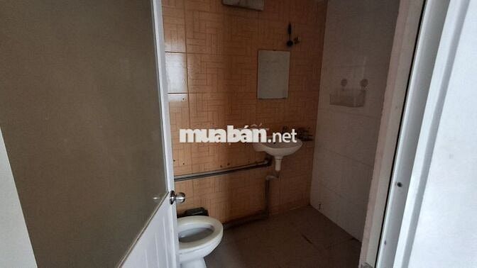 Cho thuê nhà Hạ Hồi, 110m2 x 3 tầng +30m2 sân để xe, giá 50 triệu