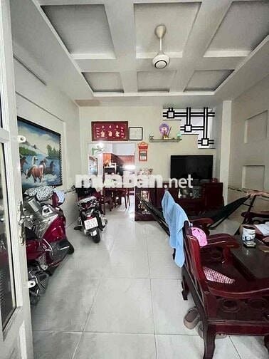 - Nhà bán Bông Sao P5 Q8  - DT : 4,5m x 9m - Kết cấu : Trệt , 2 Lầu Đú
