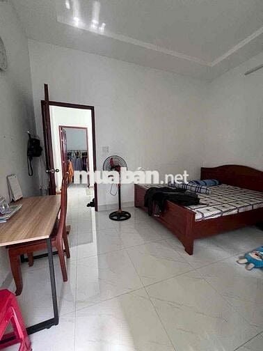 - Nhà bán Bông Sao P5 Q8  - DT : 4,5m x 9m - Kết cấu : Trệt , 2 Lầu Đú