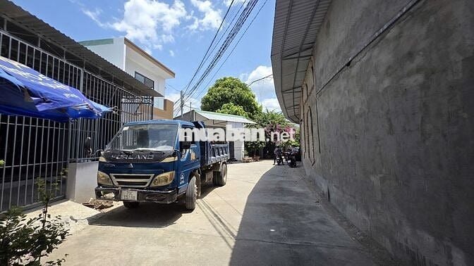 Bán nhà mới 2 tầng giá rẻ 2 mặt tiền đường lớn 8m gần ngay chợ