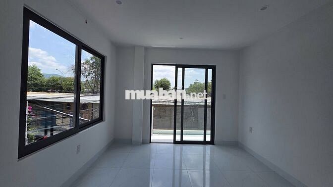 Bán nhà mới 2 tầng giá rẻ 2 mặt tiền đường lớn 8m gần ngay chợ