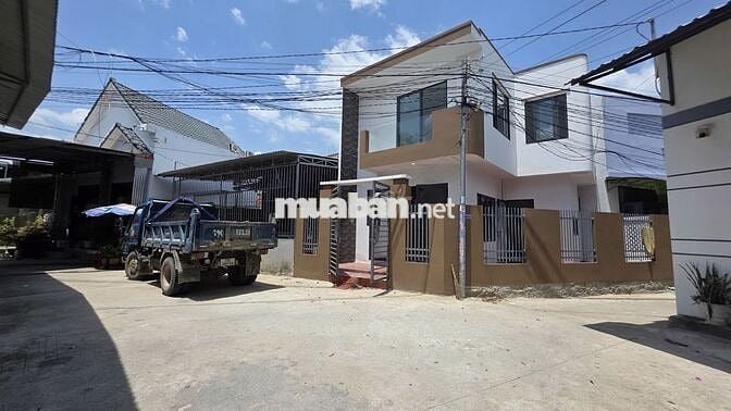 Bán nhà mới 2 tầng giá rẻ 2 mặt tiền đường lớn 8m gần ngay chợ