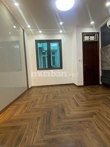 Bán nhà phố 8/3 ngõ thông kinh doanh, Dt 38m2, 5t, mt 4.1m, đẹp ở ngay
