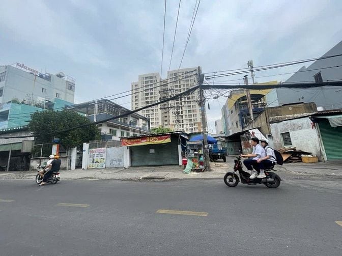 Khuôn đất 2273m2. DT 34,5x66m full thổ cư - Ngay Đầm Sen. Giá 60tr/m2