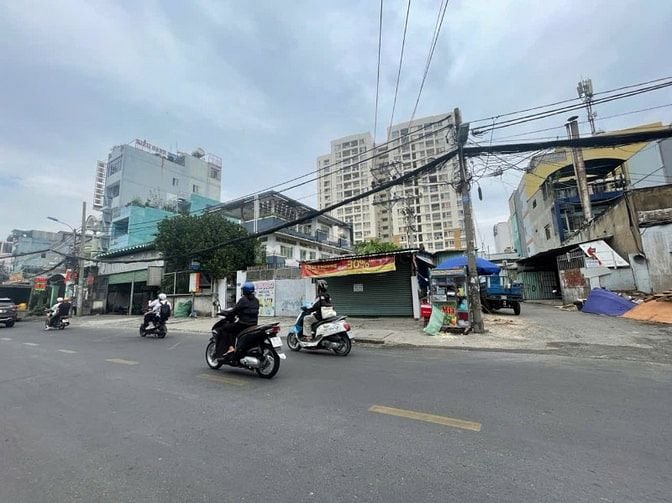 Khuôn đất 2273m2. DT 34,5x66m full thổ cư - Ngay Đầm Sen. Giá 60tr/m2