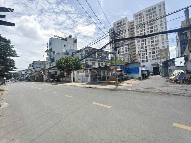 Khuôn đất 2273m2. DT 34,5x66m full thổ cư - Ngay Đầm Sen. Giá 60tr/m2