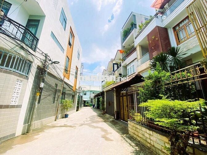 BÁN NHANH LÔ ĐẤT NGAY HỌC VIÊN TƯ PHÁP, OTO VÔ TẬN NHÀ, XÂY CAO, VUÔNG