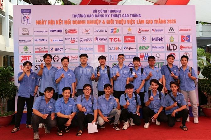 Truyền nghề sửa máy lạnh cho các em ở xa quê