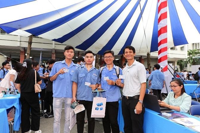 Truyền nghề sửa máy lạnh cho các em ở xa quê