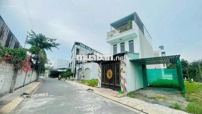 *** 1 LÔ, SÁT PHẠM VĂN ĐỒNG, VUÔNG VỨC, XÂY DỰNG 4 TẦNG
