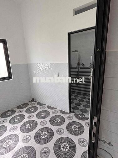Nhà mới xây ở ngã tư Xoài Đôi, DT 100m2 , có sân để ô tô, giá 1ty240