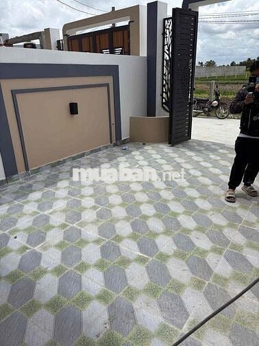 Nhà mới xây ở ngã tư Xoài Đôi, DT 100m2 , có sân để ô tô, giá 1ty240