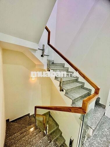 Nhà Sạch Sẻ DT 240m2 1Trệt 3Lầu 6Pn, 4Wc Sân Ôtô Hẻm Xe Tải APĐ Q12