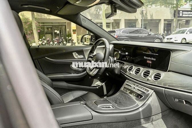 Mercedes E300 AMG 2021 - sang trọng thể thao