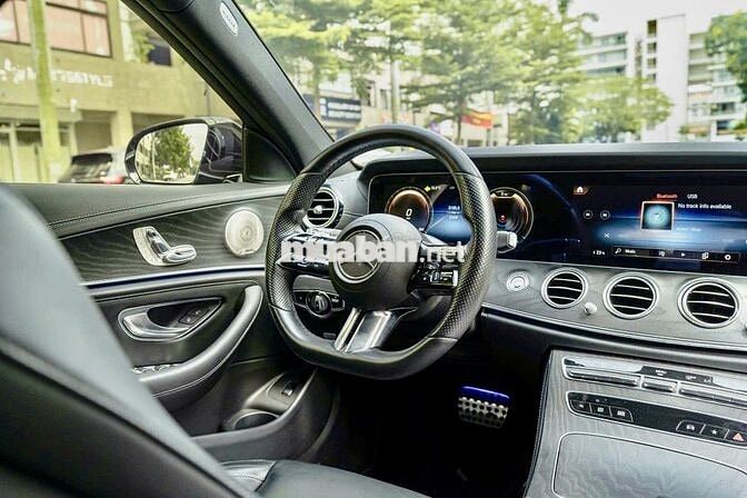 Mercedes E300 AMG 2021 - sang trọng thể thao