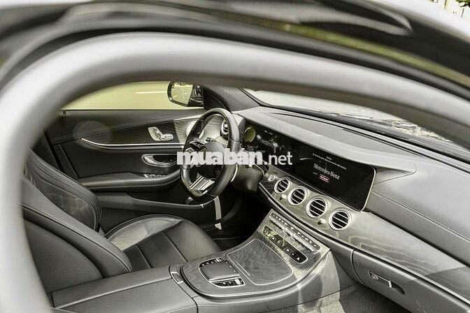 Mercedes E300 AMG 2021 - sang trọng thể thao