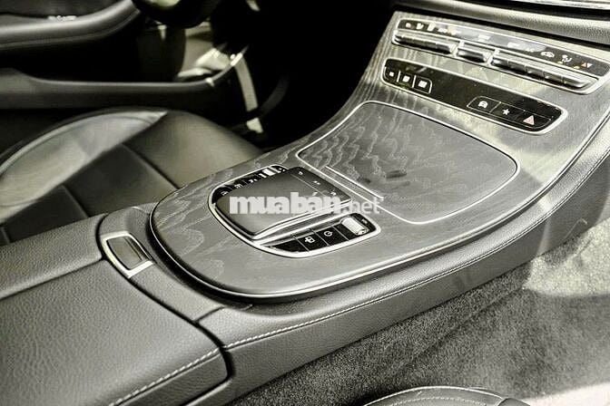 Mercedes E300 AMG 2021 - sang trọng thể thao