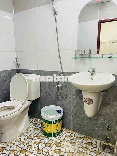 cho thuê nhà trệt lầu nguyên căn 3phòng sẵn 3máy lạnh hẻm Nguyễn V Cừ