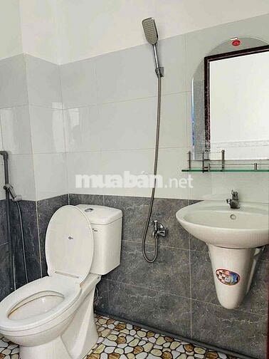 cho thuê nhà trệt lầu nguyên căn 3phòng sẵn 3máy lạnh hẻm Nguyễn V Cừ