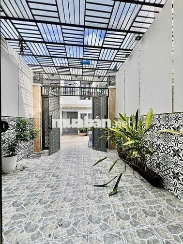 Nhà sạch sẽ như mới,dt4*20m, 2lau,3pn,4wc, sân đậu xe hơi hẽm xe tải