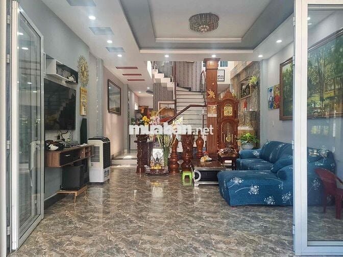 Nhà mặt tiền Phạm Thị Giây 200m2 + 4 PN, trung tâm Hóc Môn