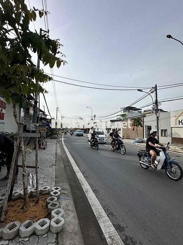 Nhà mặt tiền Phạm Thị Giây 200m2 + 4 PN, trung tâm Hóc Môn