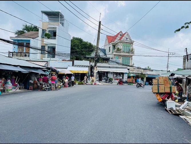 (26) NGAY TRONG CHỢ KHU VỰC ĐÔNG ĐÚC TOẠ LẠC Ở XÃ PHƯỚC THẠNH