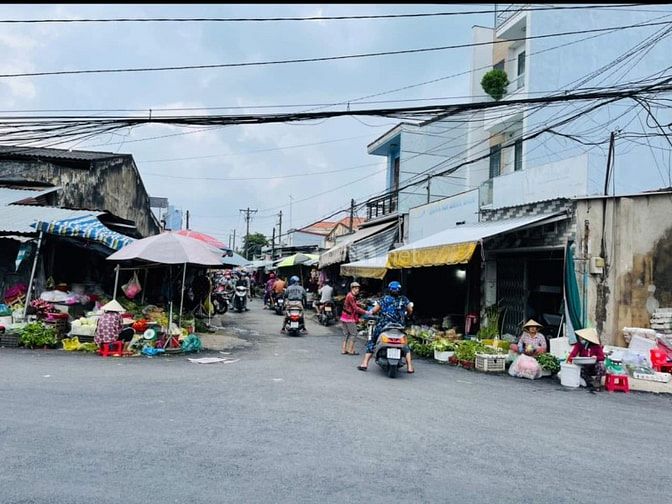 (26) NGAY TRONG CHỢ KHU VỰC ĐÔNG ĐÚC TOẠ LẠC Ở XÃ PHƯỚC THẠNH