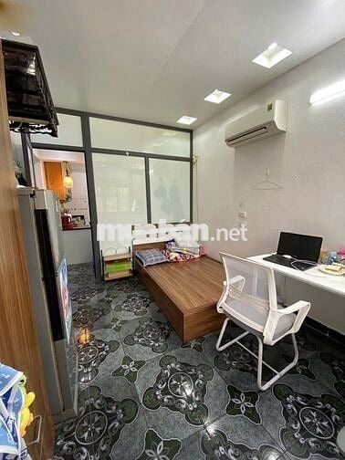 Nhà tập thể 60m2, 2 phòng ngủ, gần bến xe nước ngầm