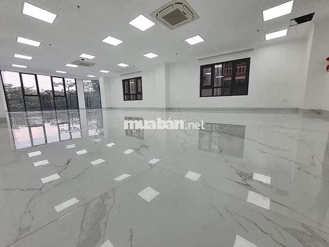 BÁN TOÀ KÍNH MẶT PHỐ NGUYỄN VĂN CỪ-HỒNG TIẾN 200m2 6Thang máy vỉa hè7M