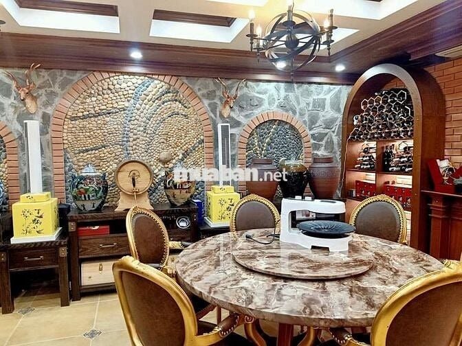 BÁN TOÀ KÍNH MẶT PHỐ NGUYỄN VĂN CỪ-HỒNG TIẾN 200m2 6Thang máy vỉa hè7M
