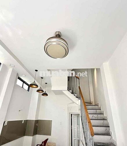 Lô góc 1 trệt 3 lầu BTCT 3PN4WC HXH gần chợ Phạm Văn Hai Tân Bình 5.5T