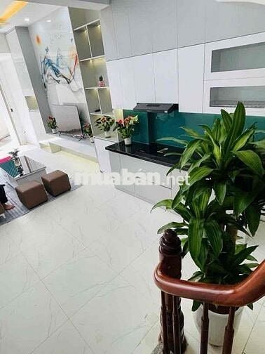Lô Góc Cầu Giấy 35m2 - 5 Tầng - Gần Phố - Tiện Ích - Giá 7,8 Tỷ