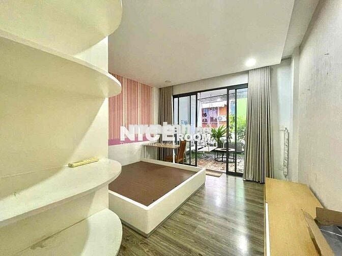 Cho Thuê Căn Hộ Cao Cấp 2 Phòng Ngủ Gần Trường Đại Học Tiện Qua Q1